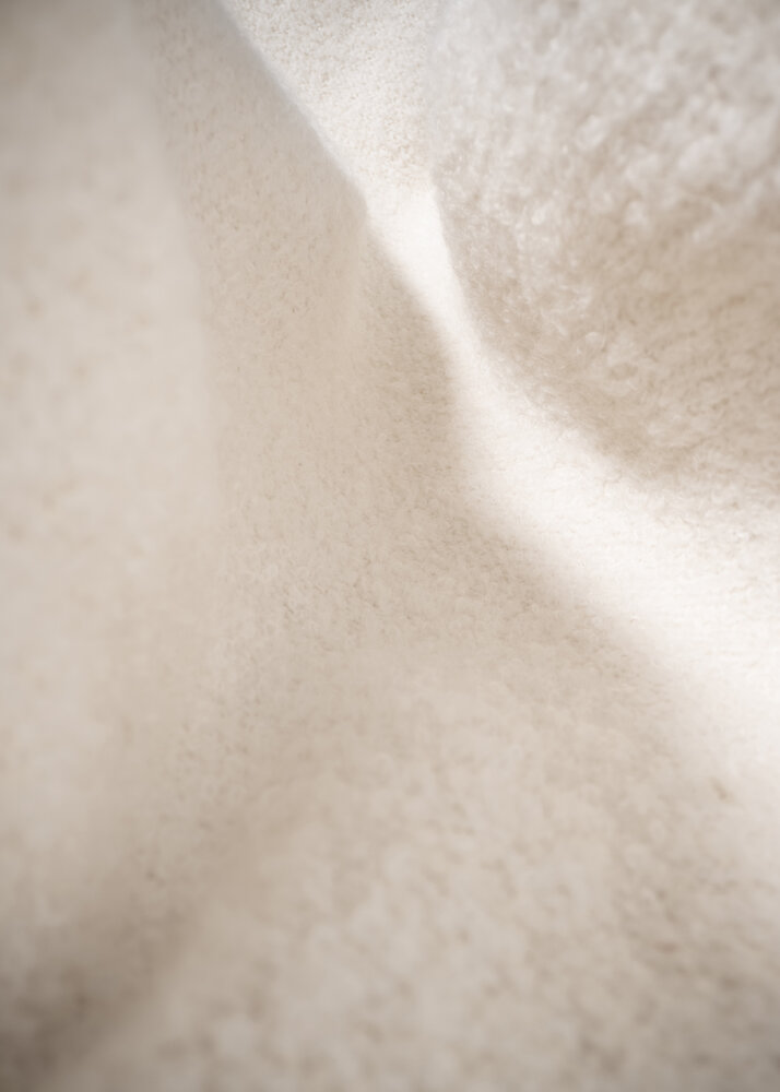 Gubi Pacha Lounge Chair | Vollständig gepolsterte Harfe und schwarze, halbmatte Basis Gubi Pacha Lounge Chair | Vollständig gepolsterte Harfe und schwarze, halbmatte Basis