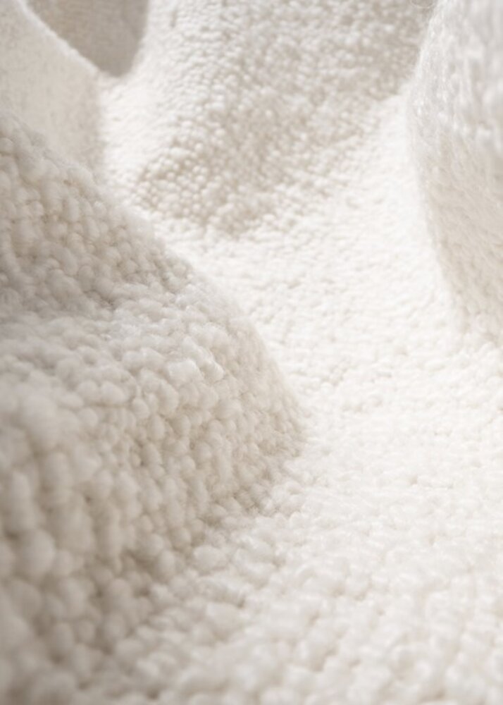 Gubi Sillón Pacha | Karakorum completamente tapizado y base negra semimate, giratorio de retorno Gubi Sillón Pacha | Karakorum completamente tapizado y base negra semimate, giratorio de retorno