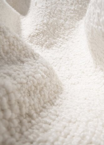 Gubi Sillón Pacha | Karakorum completamente tapizado y base negra semimate Gubi Sillón Pacha | Karakorum completamente tapizado y base negra semimate