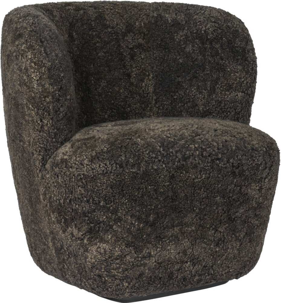 Gubi Stay Lounge Chair | Helt polstret saueskinn og svart bunn, liten
