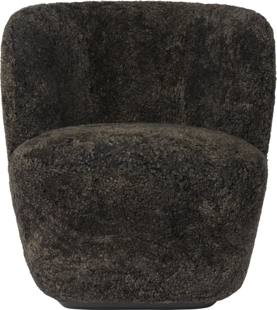 Gubi Stay Lounge Chair | Helt polstret saueskinn og svart bunn, liten