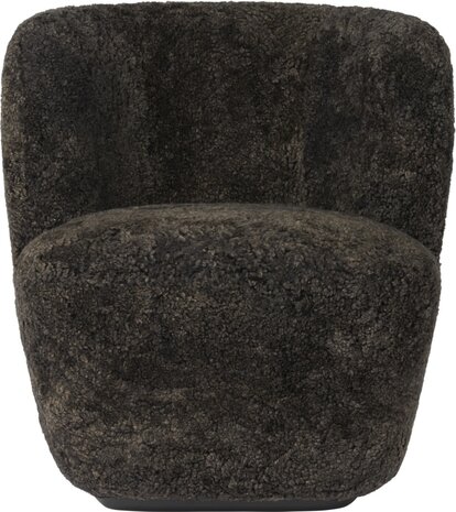 Gubi Stay Lounge Chair | Helt polstret saueskinn og svart bunn, liten
