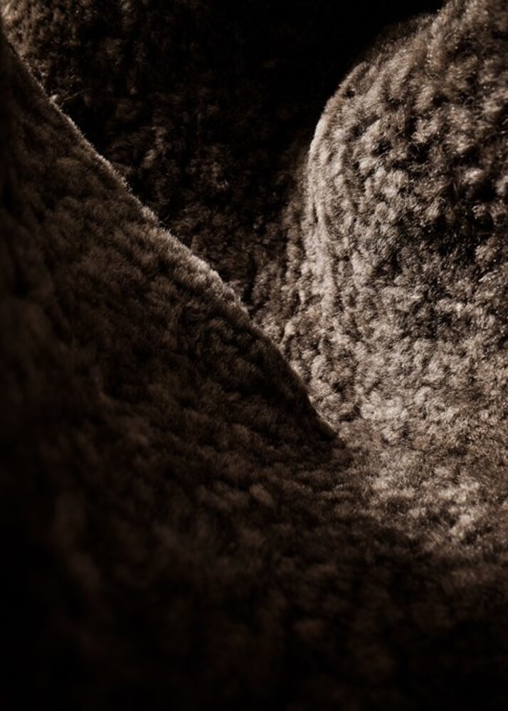 Gubi Restez la chaise longue | Peau de mouton entièrement rembourrée et base noire, petite Gubi Restez la chaise longue | Peau de mouton entièrement rembourrée et base noire, petite