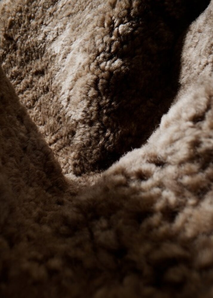 Gubi Sillón Stay | Piel de oveja completamente tapizada y base negra, pequeña Gubi Sillón Stay | Piel de oveja completamente tapizada y base negra, pequeña