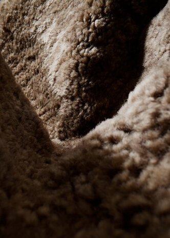 Gubi Sillón Stay | Piel de oveja completamente tapizada y base negra, pequeña Gubi Sillón Stay | Piel de oveja completamente tapizada y base negra, pequeña