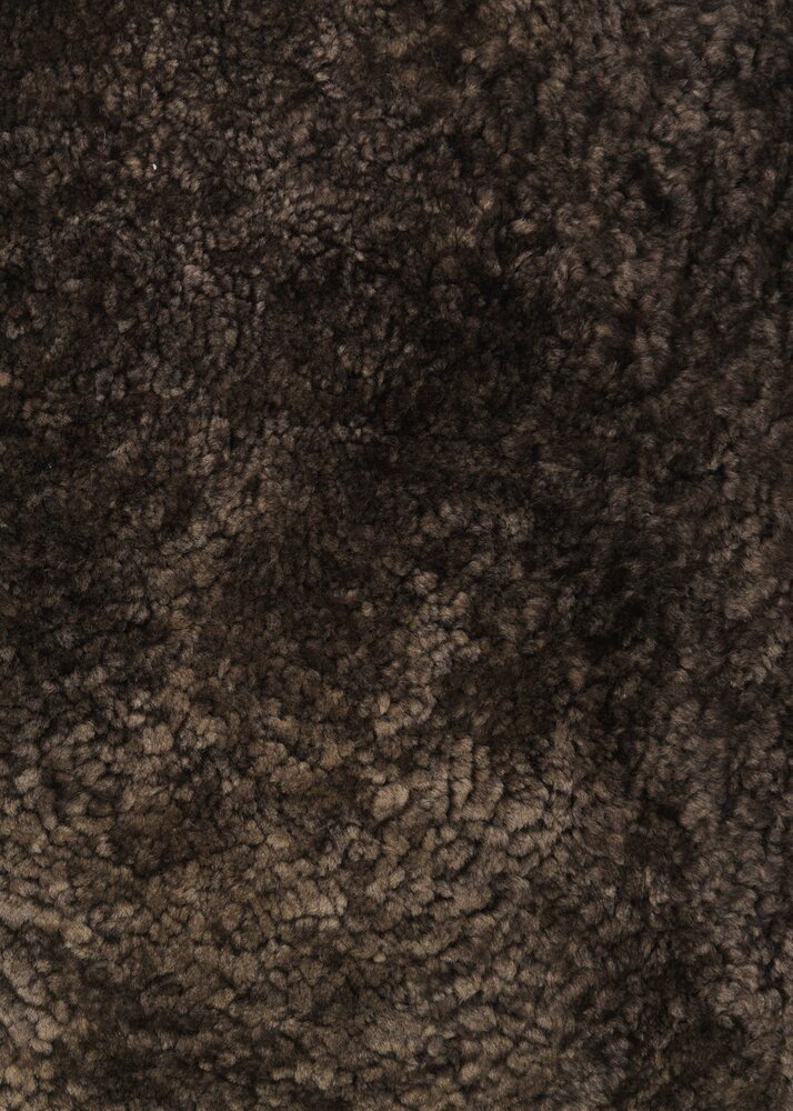 Gubi Soggiorno poltrona | Pelle di pecora completamente rivestita e base nera, grande Gubi Soggiorno poltrona | Pelle di pecora completamente rivestita e base nera, grande