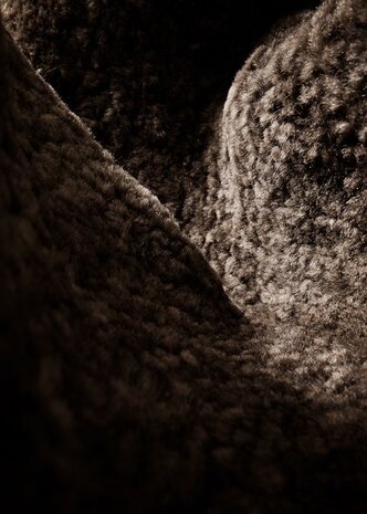 Gubi Restez la chaise longue | Peau de mouton entièrement rembourrée et base noire, grande Gubi Restez la chaise longue | Peau de mouton entièrement rembourrée et base noire, grande