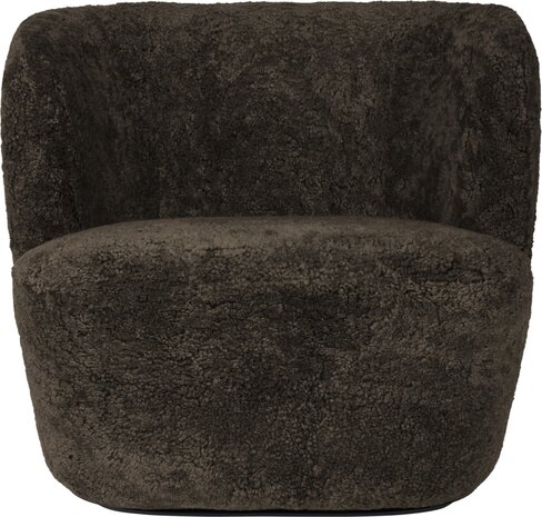 Gubi Stay Lounge Chair | Vollständig gepolstertes Schaffell und schwarze Basis, groß Gubi Stay Lounge Chair | Vollständig gepolstertes Schaffell und schwarze Basis, groß