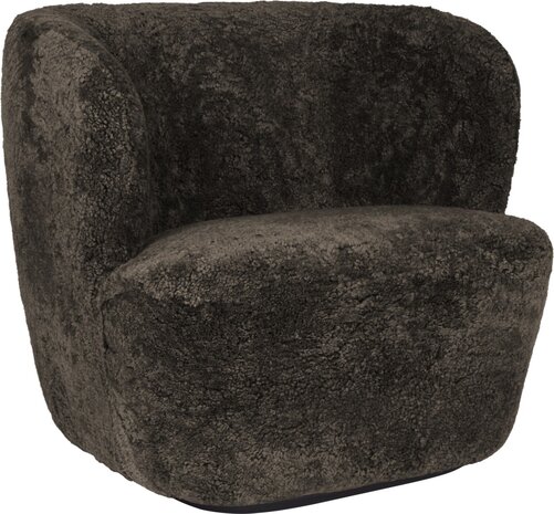 Gubi Stay Lounge Chair | Helt polstret saueskinn og svart bunn, stor Gubi Stay Lounge Chair | Helt polstret saueskinn og svart bunn, stor