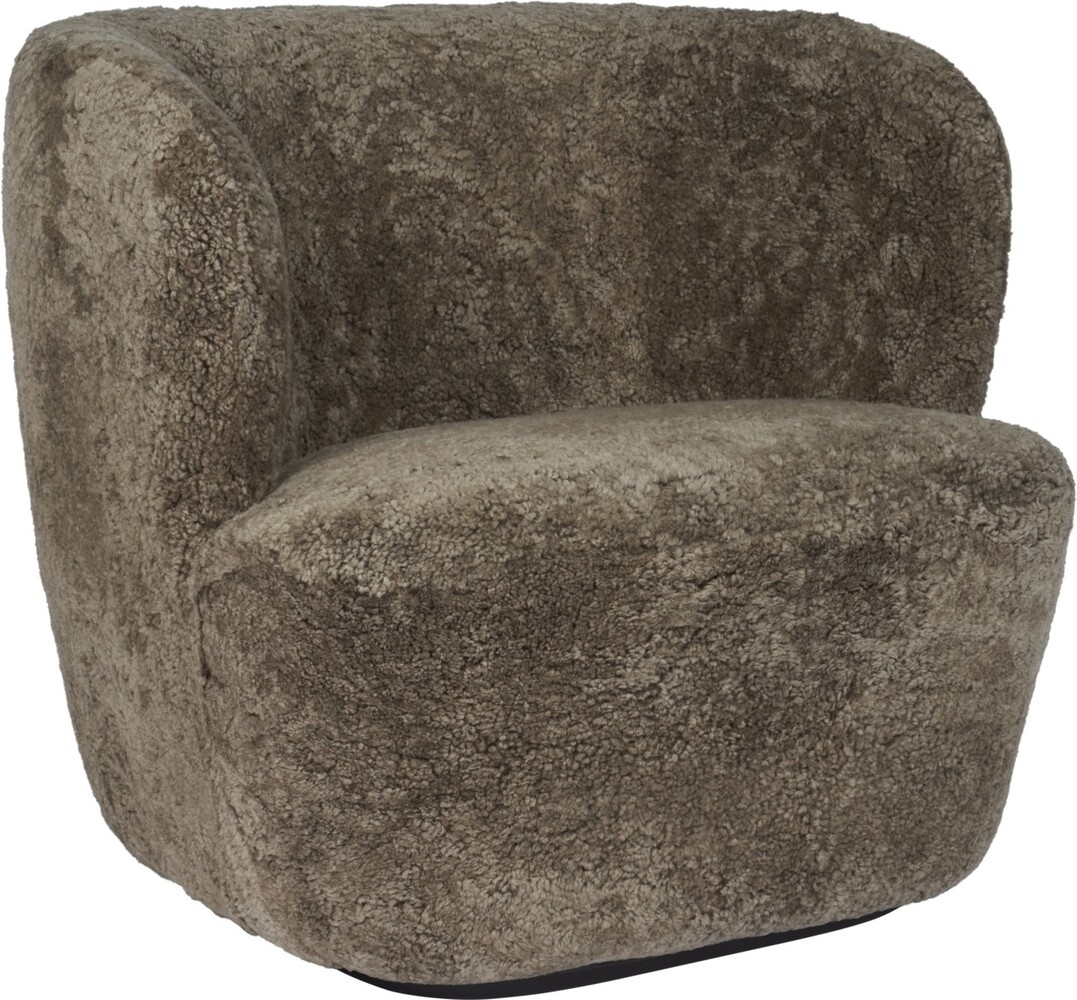 Gubi Soggiorno poltrona | Pelle di pecora completamente rivestita e base nera, grande Gubi Soggiorno poltrona | Pelle di pecora completamente rivestita e base nera, grande