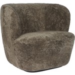 Gubi Lounge-Sessel bleiben | Vollständig gepolstertes Schaffell und schwarze Basis, groß