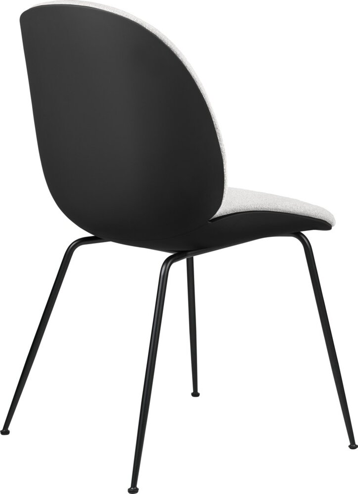 Gubi Sedia da pranzo Beetle | Parte anteriore rivestita in bouclé chiaro, base nera e ottone semiopaco Gubi Sedia da pranzo Beetle | Parte anteriore rivestita in bouclé chiaro, base nera e ottone semiopaco