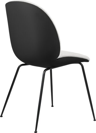 Gubi Käfer Esszimmerstuhl | Vorne mit heller Bouclé-Polsterung, Basis in Schwarz und Messing, halbmatt Gubi Käfer Esszimmerstuhl | Vorne mit heller Bouclé-Polsterung, Basis in Schwarz und Messing, halbmatt