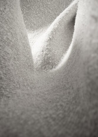 Gubi Silla de comedor escarabajo | Frente tapizado en Bouclé claro, base lacada mate en roble negro y ahumado Gubi Silla de comedor escarabajo | Frente tapizado en Bouclé claro, base lacada mate en roble negro y ahumado