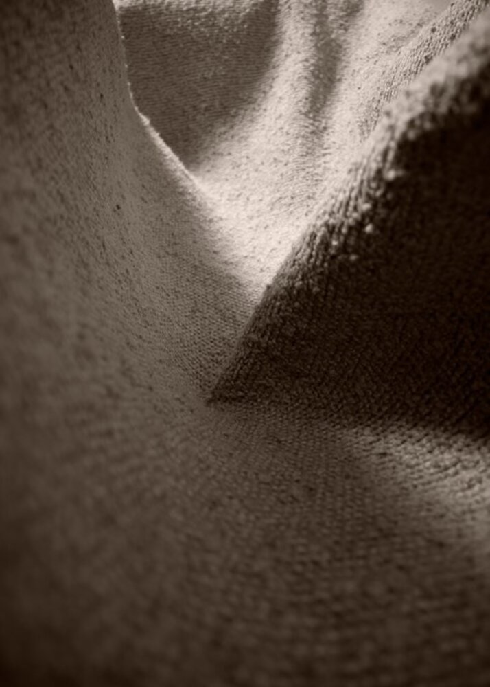 Gubi Silla de comedor escarabajo | Frente tapizado Bouclé claro, base lacada mate New Beige y roble ahumado Gubi Silla de comedor escarabajo | Frente tapizado Bouclé claro, base lacada mate New Beige y roble ahumado