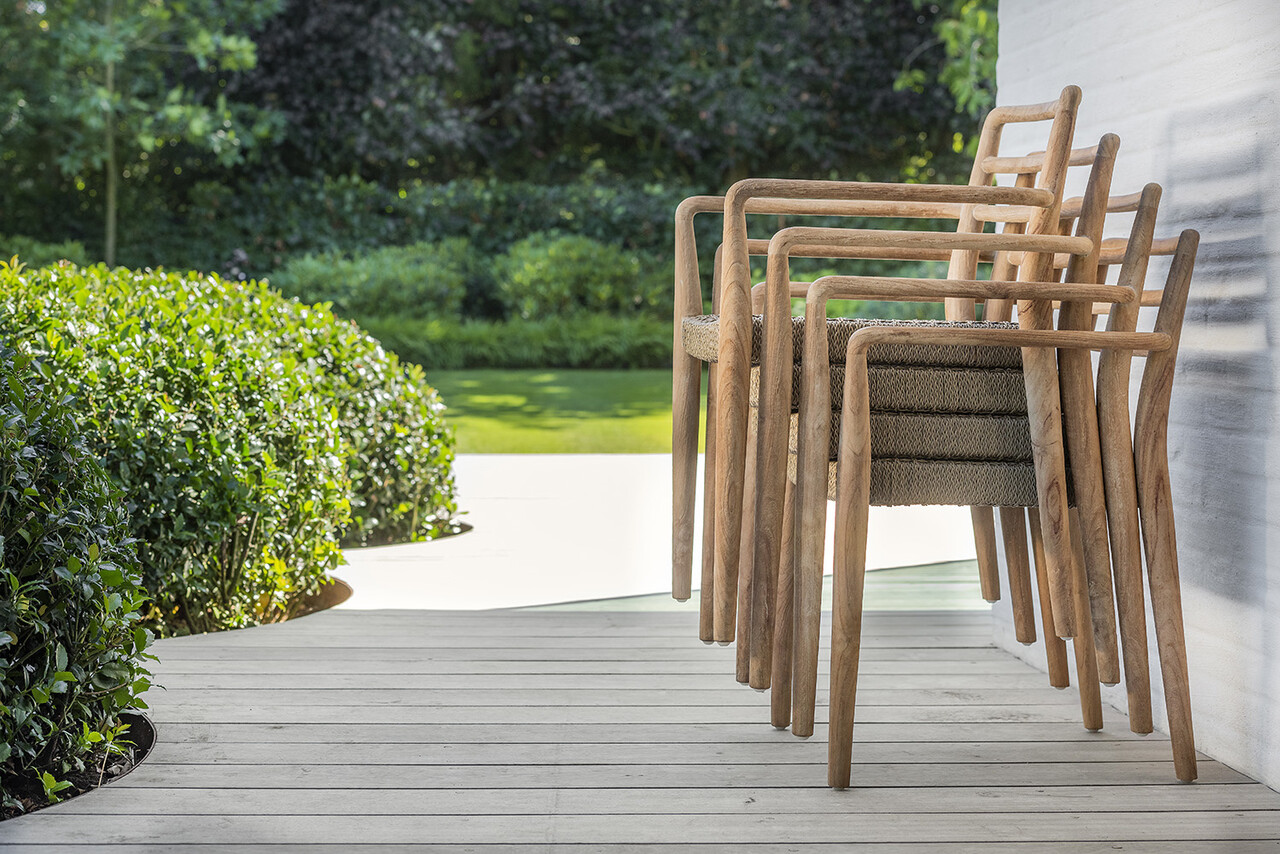 GOMMAIRE Outdoor | Organic Living Stapelbarer Sessel Jared | Teakholz Naturgrau / PE-Geflecht Antikgrün