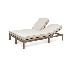 GOMMAIRE Outdoor Meubels | Organic Living Dobbel solseng Mieke inkl. hjul | Teak naturgrå og PE-flettet sand