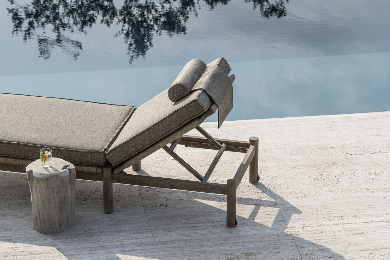 GOMMAIRE Outdoor Meubels | Organic Living Sun lounger Mieke incl. Wheels | Teak Natural Gray / PE Wicker Sand