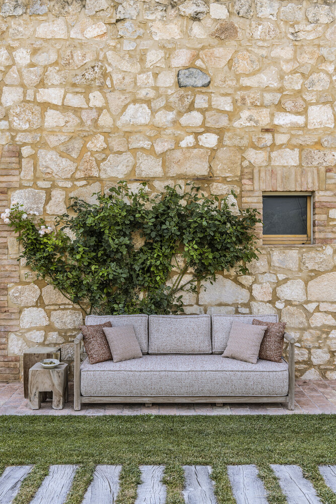 GOMMAIRE Outdoor | Organic Living Divano Mieke a 2,5 posti | Teak grigio naturale / Vimini PE color sabbia