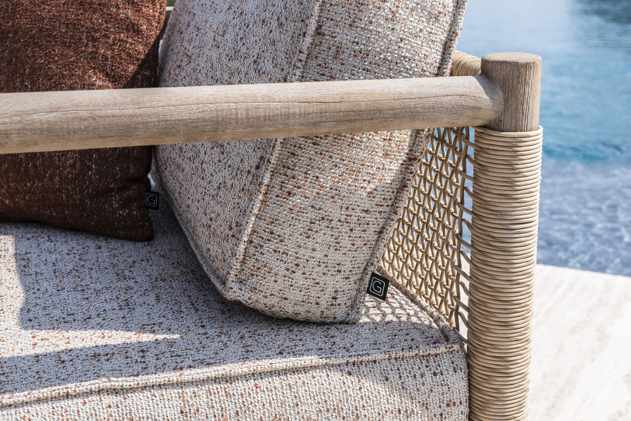 GOMMAIRE Outdoor | Organic Living 1-seters Mieke | Teak naturgrå / PE-flettet sand