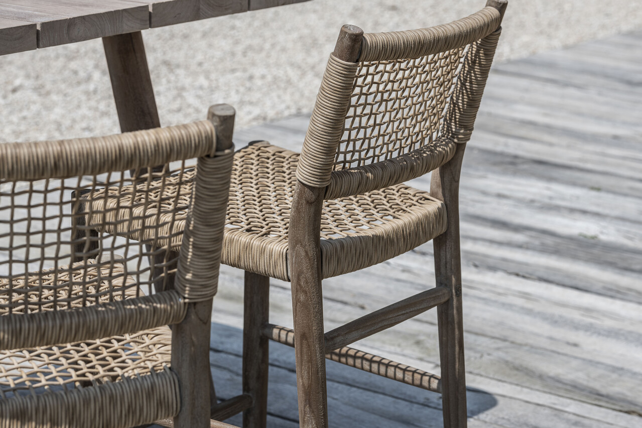 GOMMAIRE Outdoor | Organic Living Barhocker Mieke | Teak Naturgrau / PE-Geflecht Sand