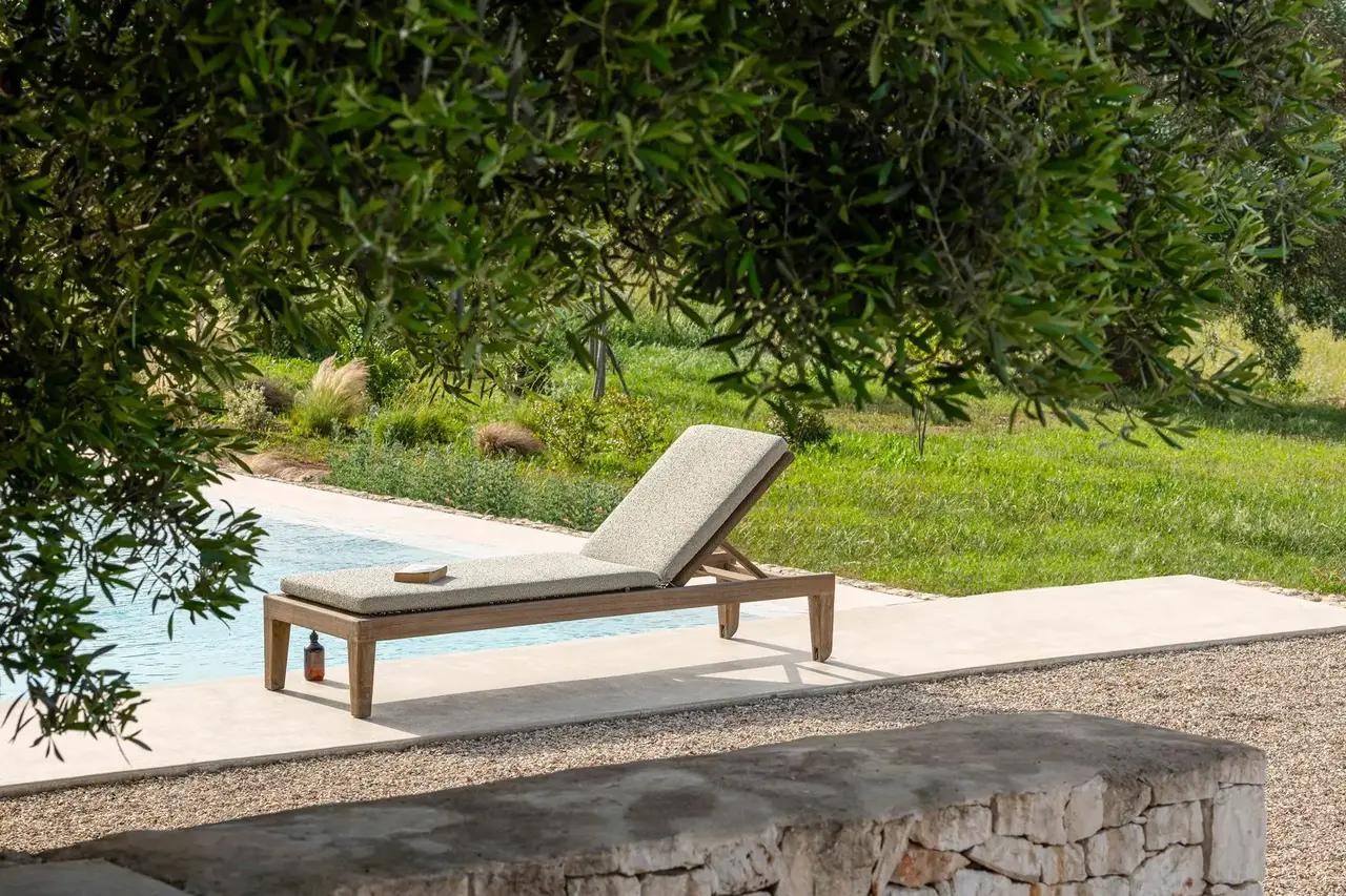 GOMMAIRE Outdoor | Organic Living Transat Lisa avec roulettes | Teck gris naturel / Osier PE Antique Weed