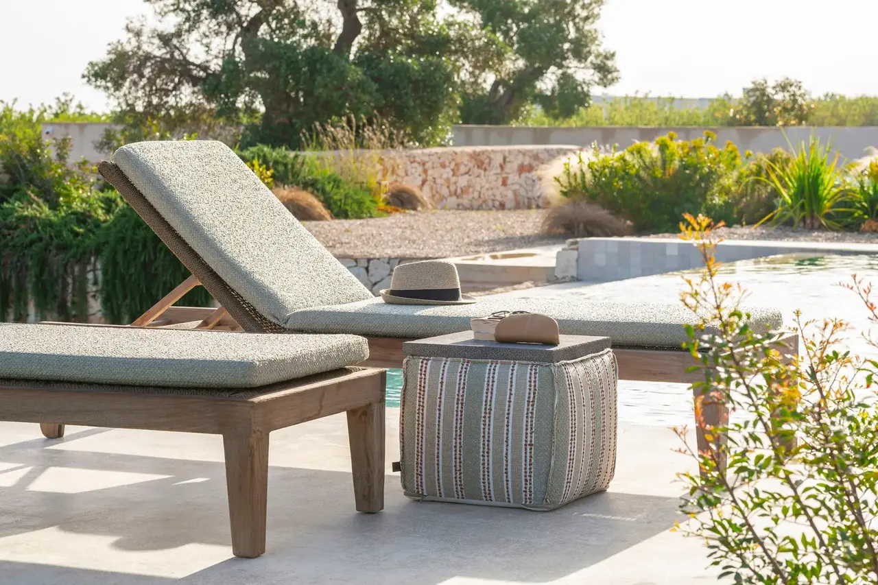GOMMAIRE Outdoor | Organic Living Lettino prendisole Lisa con ruote | Teak Grigio Naturale / Vimini PE Antique Weed