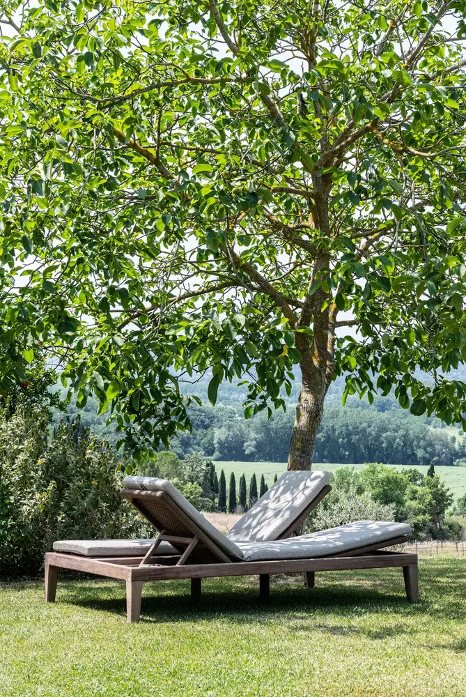 GOMMAIRE Outdoor | Organic Living Lettino prendisole doppio Lisa con ruote | Teak Grigio Naturale / Vimini PE Antique Weed