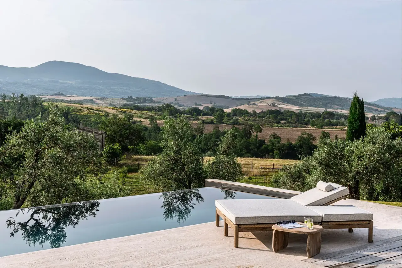 GOMMAIRE Outdoor | Organic Living Lettino prendisole doppio Mieke con ruote | Teak grigio naturale e vimini PE color sabbia