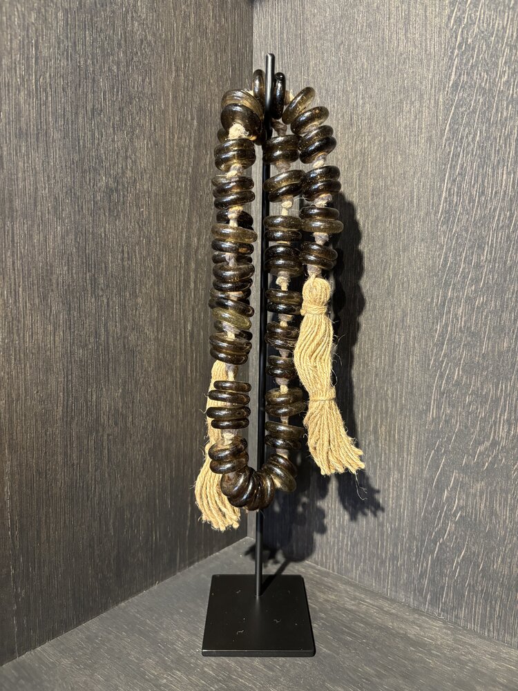 NU PUUR & GROEN Glasskjede på stativ - Flat perle NU PUUR & GROEN Glasskjede på stativ - Flat perle