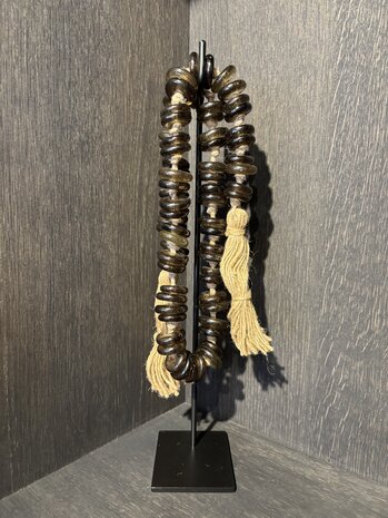 NU PUUR & GROEN Glasskjede på stativ - Flat perle NU PUUR & GROEN Glasskjede på stativ - Flat perle