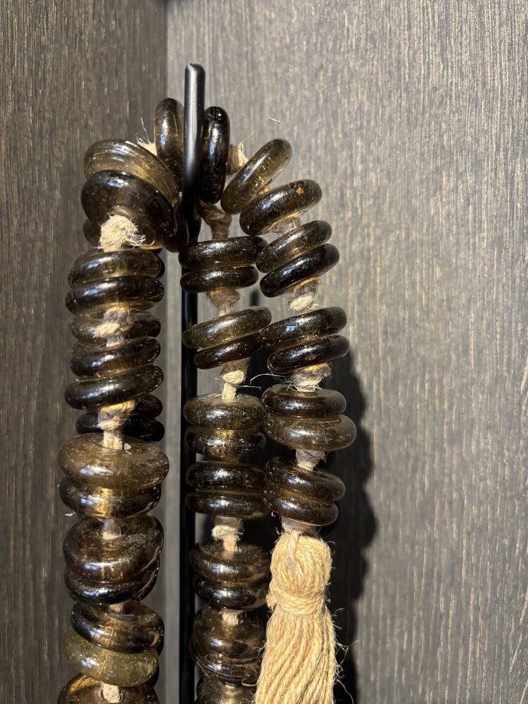 NU PUUR & GROEN Glasskjede på stativ - Flat perle NU PUUR & GROEN Glasskjede på stativ - Flat perle