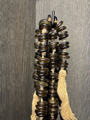 NU PUUR & GROEN Glasskjede på stativ - Flat perle NU PUUR & GROEN Glasskjede på stativ - Flat perle