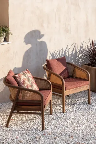 GOMMAIRE Outdoor | Organic Living Sessel Imen | Teakholz, gebeizt in Emas Brown / PE-Geflechtmischung