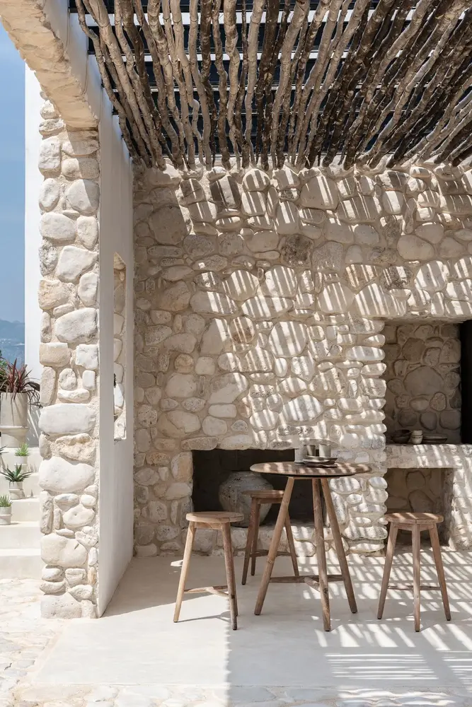 GOMMAIRE - Organic Living - Design Furniture  Mesa de bar redonda Faye | Teca gris natural