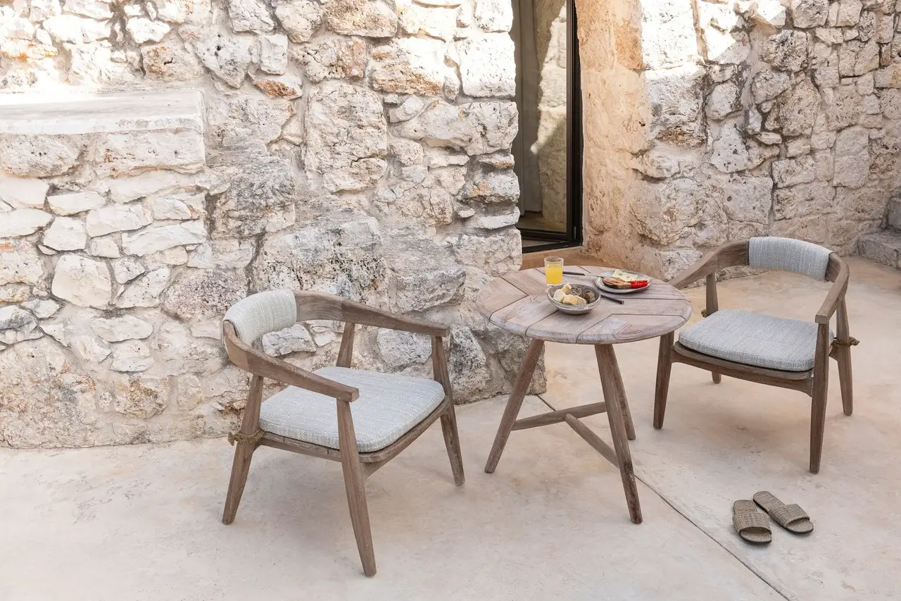 GOMMAIRE - Organic Living - Design Furniture  Lavt spisebord i bistrostil, rundt Faye | Teak naturgrå