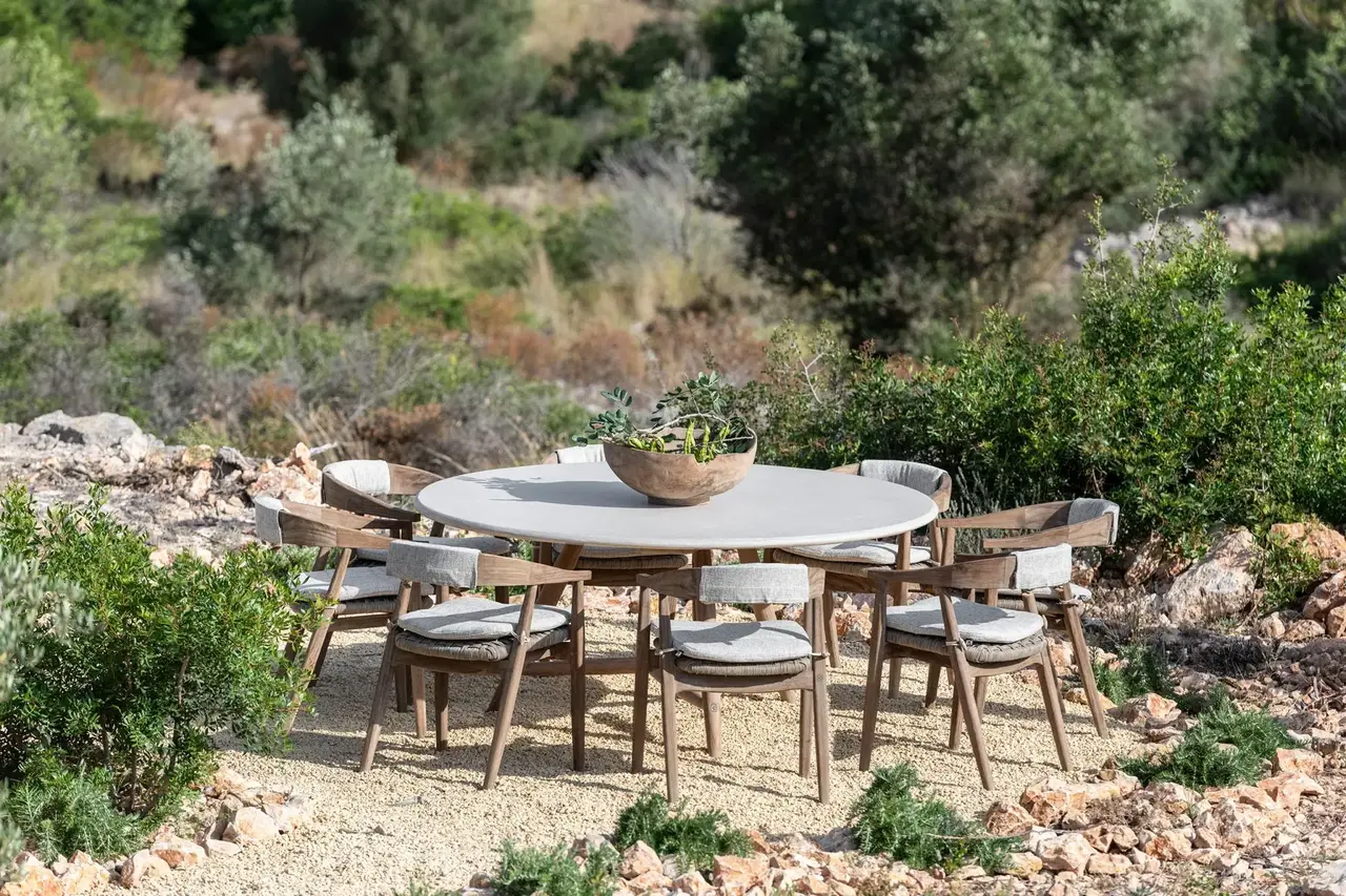 GOMMAIRE - Organic Living - Design Furniture Mesa redonda Faye XL | Teca gris natural / Tablero de hormigón GOMMAIRE - Organic Living - Design Furniture Mesa redonda Faye XL | Teca gris natural / Tablero de hormigón