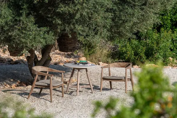 GOMMAIRE - Organic Living - Design Furniture Mesa de comedor baja redonda de bistró Faye | Teca gris natural / Superficie de hormigón GOMMAIRE - Organic Living - Design Furniture Mesa de comedor baja redonda de bistró Faye | Teca gris natural / Superficie de hormigón