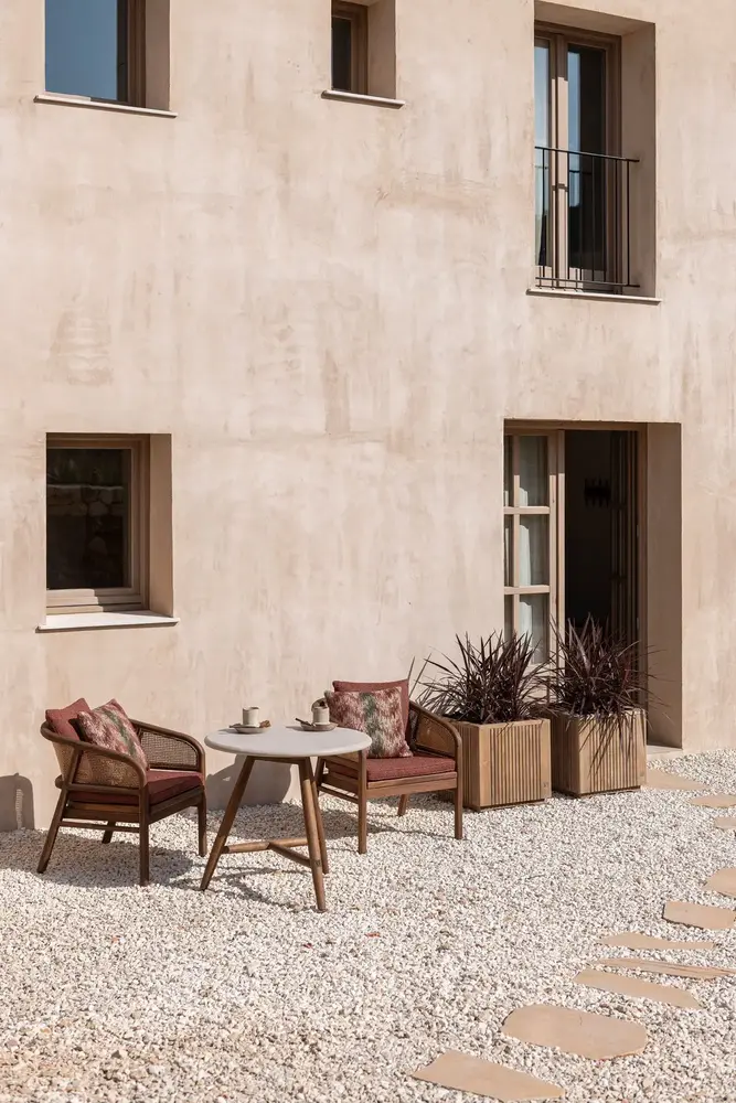 GOMMAIRE Outdoor | Organic Living Niedriger runder Bistrotisch Faye | Teakholz, gebeizt in Emas Brown / Betonplatte