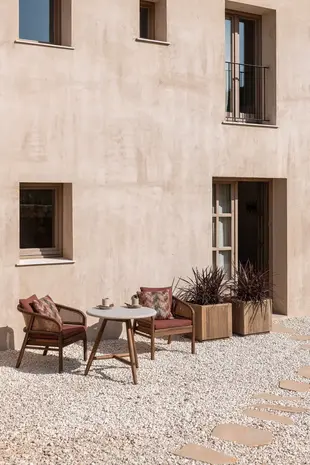 GOMMAIRE - Organic Living - Design Furniture Niedriger runder Bistrotisch Faye | Teakholz, gebeizt in Emas Brown / Betonplatte GOMMAIRE - Organic Living - Design Furniture Niedriger runder Bistrotisch Faye | Teakholz, gebeizt in Emas Brown / Betonplatte