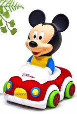 Disney Baby Mickey Mouse zit in een leuke mini auto