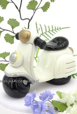 Super leuke witte Vespa spaarpot als taarttopper