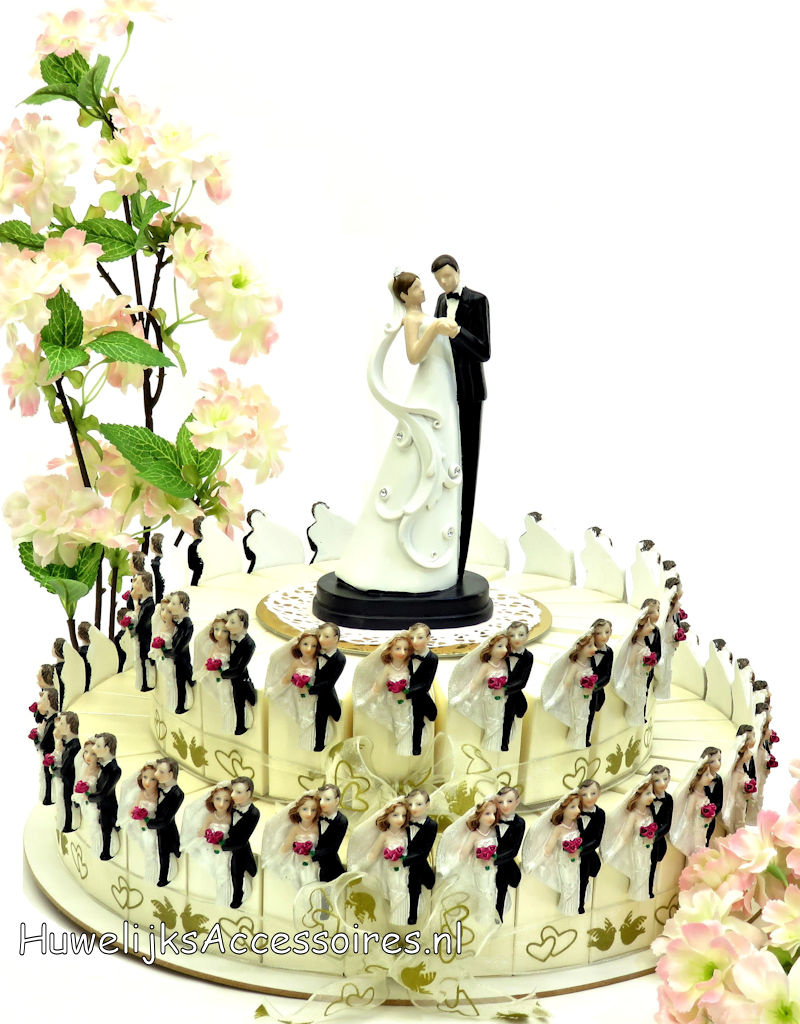Huwelijksbedankjes taart versierd met bruidsparen