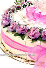Bruiloft bedankjes taart versierd met zilver ringen en bloemen