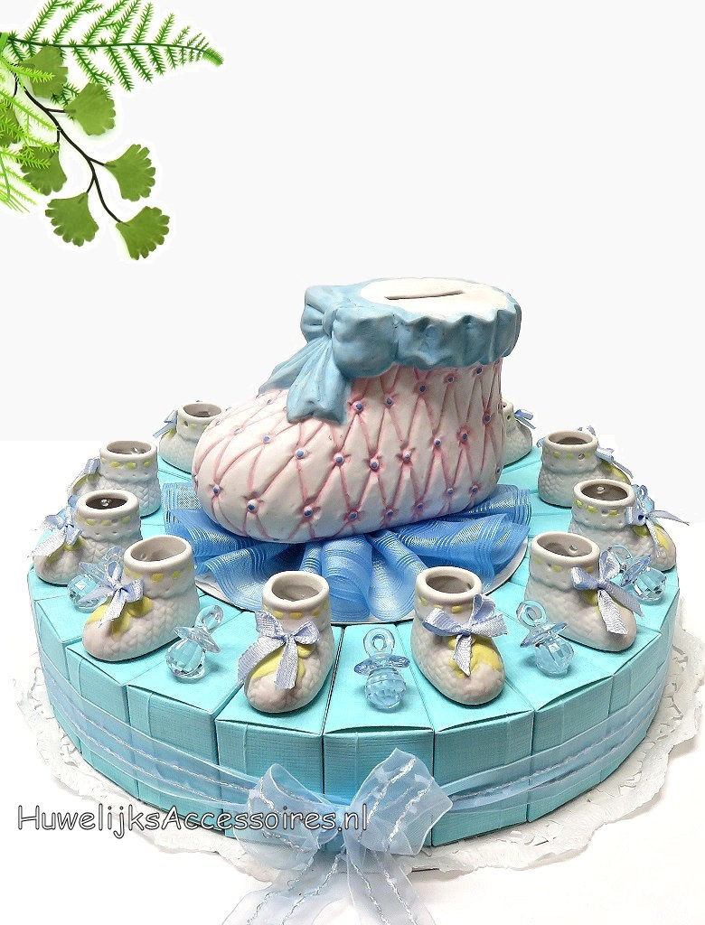 Geboorte taart bedankjes met blauwe speentjes en schoentjes