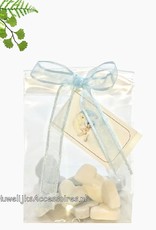 Doorzichtige zakje met daarin blauw en wit suiker hartjes