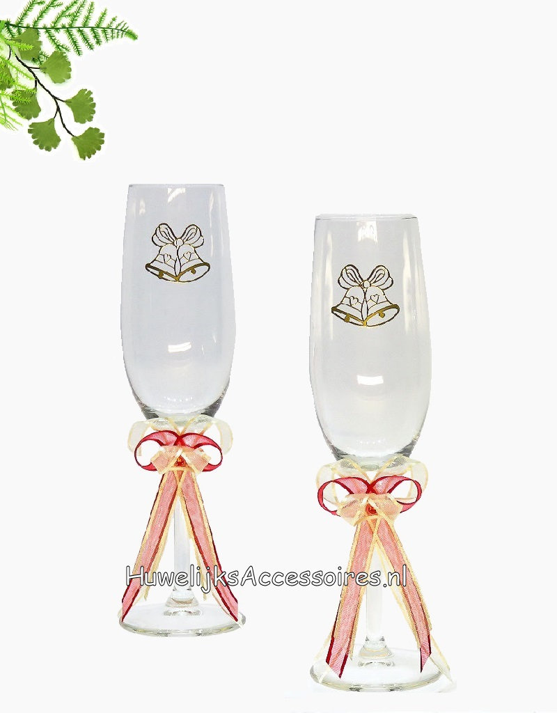 Champagneglazen versierd met gouden trouwklokken