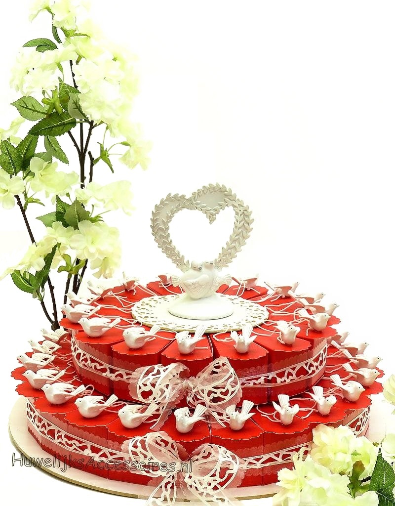 Bruiloft bedankjes taart versierd met geluksduifjes