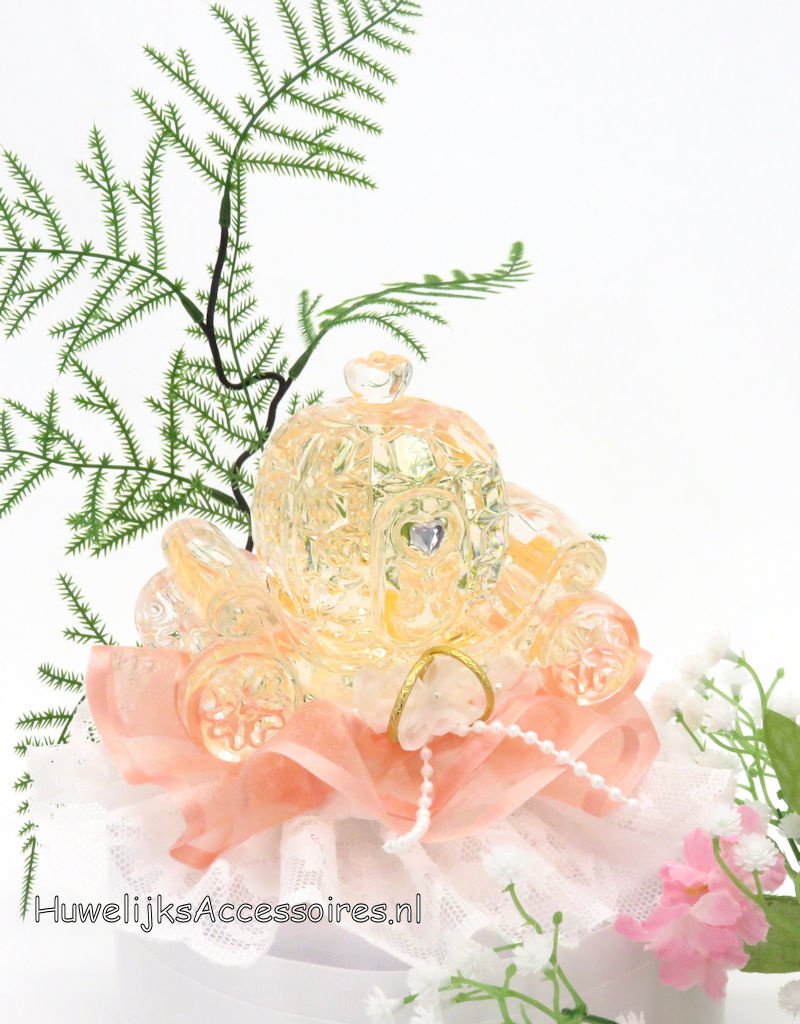 Disney Perzik kristal koets op een witte kanten bodem bruidstaart topper