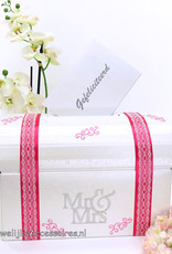 Mr & Mrs receptie enveloppendoos versierd met fuchsia en zilver